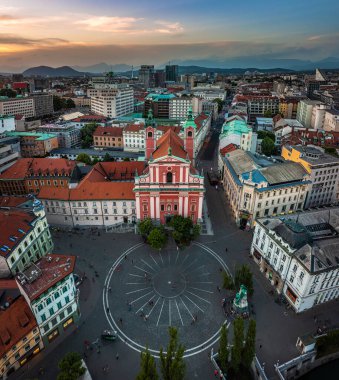 Ljubljana, Slovenya - Slovenya 'nın başkenti Ljubljana' nın başkenti Ljubljana 'daki Fransisken Annunciation Kilisesi' nin gün batımında havadan görünüşü