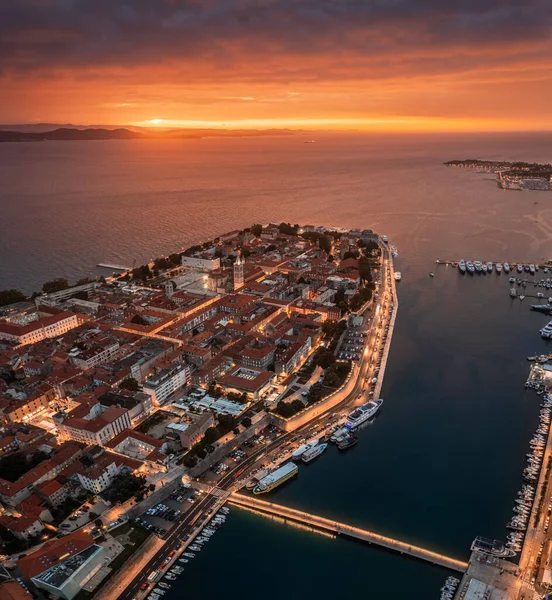 Zadar Hırvatistan Eski Zadar Kasabasının Renkli Dramatik Günbatımı Gökyüzü Aydınlatılmış — Stok fotoğraf