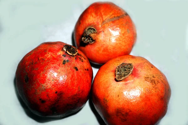 Buah Garnet Delima Pada Latar Belakang Terisolasi Ruby Natural Pomegranate — Stok Foto