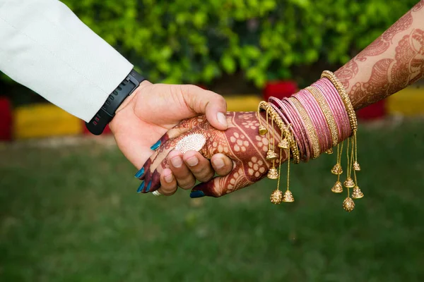 Una Pareja Tomándose Las Manos Boda —  Fotos de Stock