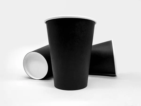 Schwarze Tassen für Getränke oder Kaffee mit Keksen am Morgen. Mocap, Präsentation mit Kopierplatz. — Stockfoto