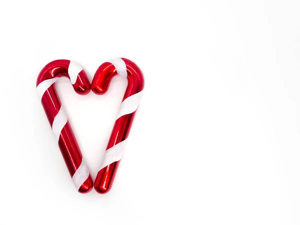 Vánoční nebo novoroční dekorace příslušenství na bílém pozadí podobné se srdcem — Stock fotografie
