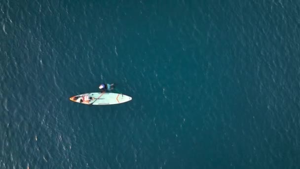 Man Drifts Surfing Sea — Vídeo de Stock