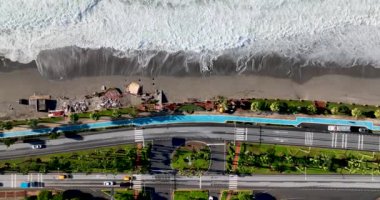 Şehrin üzerinde renkli günbatımı