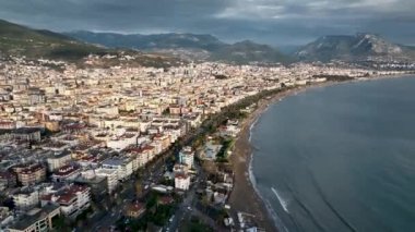 Şehrin üzerinde renkli günbatımı