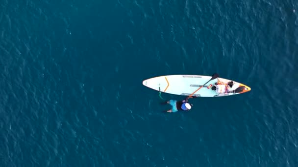 Man Drifts Surfing Sea — Αρχείο Βίντεο