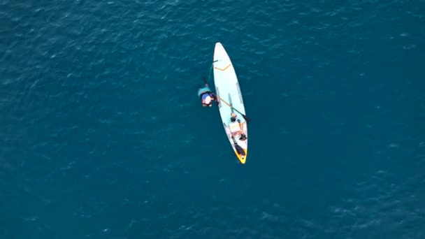 Man Drifts Surfing Sea — 图库视频影像