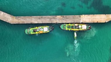 Römorkör sanayi gemisine