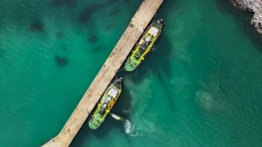 Römorkör sanayi gemisine