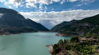 Dağ nehri arkaplan yapısı