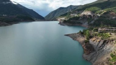 Dağ nehri arkaplan yapısı