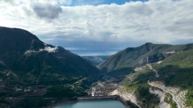 Dağ nehri arkaplan yapısı