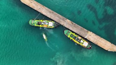 Römorkör sanayi gemisine