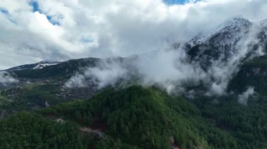 Dağ manzaralı hava manzaralı 4K