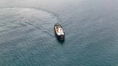 Gemi limandan kalkıyor.