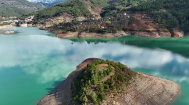 Dağ nehri arkaplan yapısı