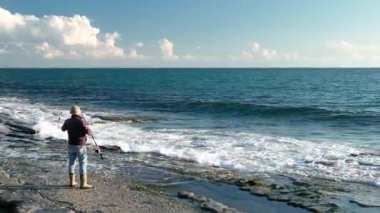 Denizde balık bir balıkçının yakalar