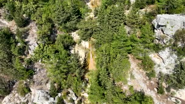 Uma Pequena Cachoeira Nas Montanhas — Vídeo de Stock