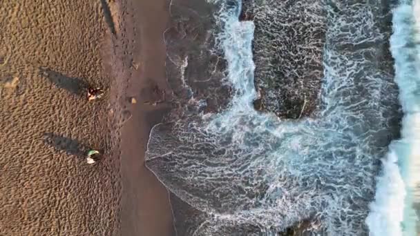 Люди Сидят Пляже Смотрят Закат — стоковое видео