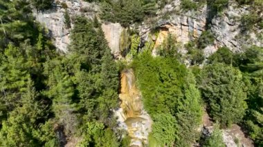 Dağlarda küçük bir şelale