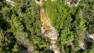 Dağlarda küçük bir şelale