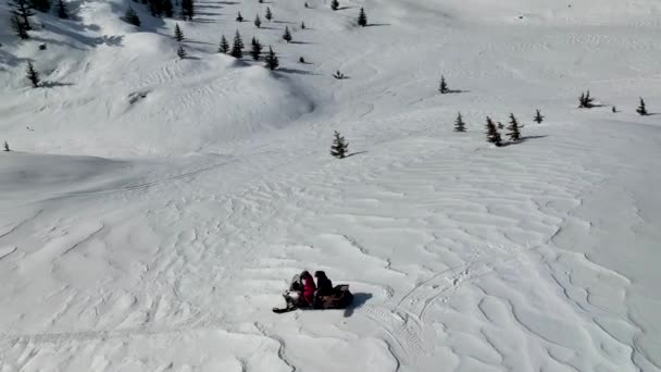 高山上的雪地摩托 — 图库视频影像