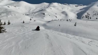 Dağların tepesinde kar arabası