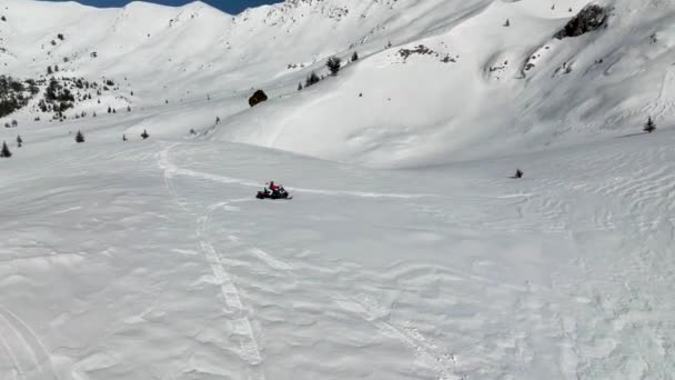 Dağların Tepesinde Kar Arabası — Stok video