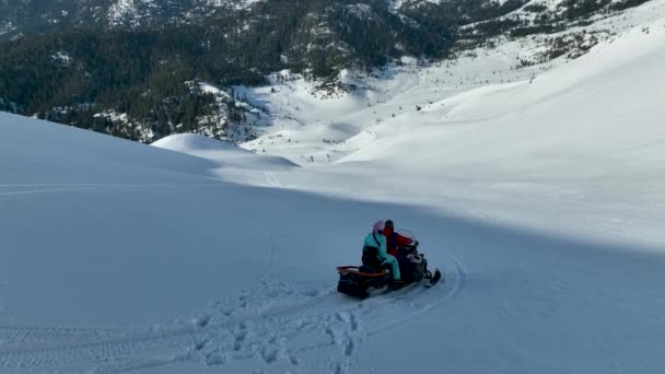 Gelukkig Stel Een Sneeuwscooter Hoog Bergen — Stockvideo