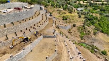 Avokado tarlası manzarası inşa eden çiftçiler