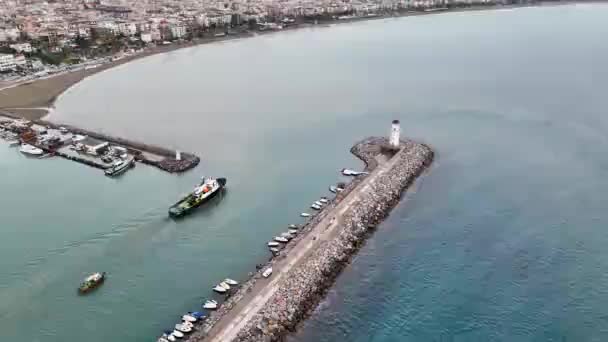 Embarcación Remolcador Navega Fuera Del Puerto — Vídeos de Stock
