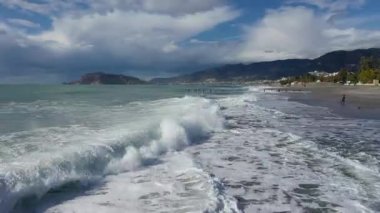 Fırtınada en renkli denizin üzerinde vızıltı