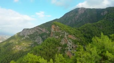 Alanya Türkiye dağlarında nehir