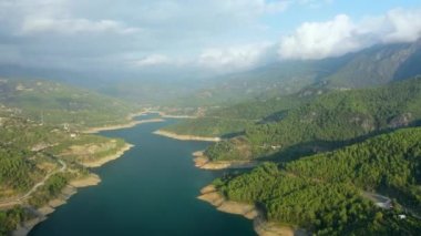 Alanya Türkiye dağlarında nehir