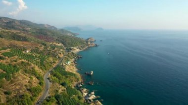 Fırtınada en renkli denizin üzerinde vızıltı