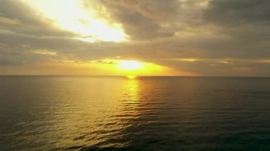 Fırtınada en renkli denizin üzerinde vızıltı