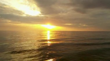 Fırtınada en renkli denizin üzerinde vızıltı