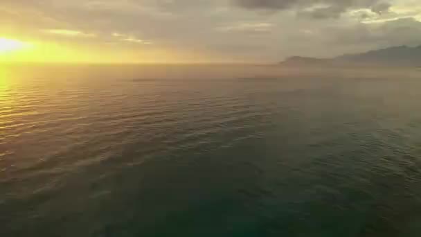 嵐の中で最もカラフルな海の上にドローン — ストック動画