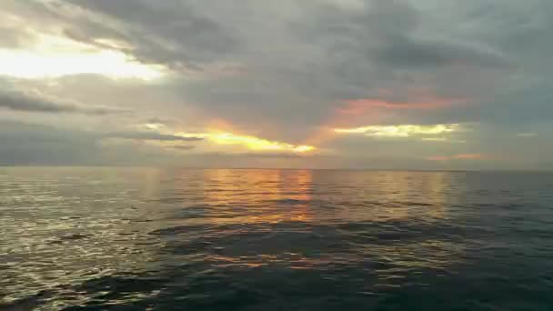 最もカラフルな海の上にドローン — ストック動画