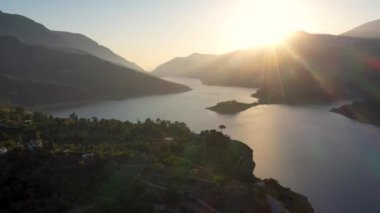 Nehrin üzerinde gün batımı, dağlarda bir dron tarafından filme alındı.