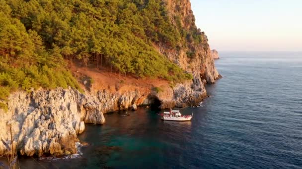 Boot Bei Sonnenuntergang Vor Der Küste Der Türkei — Stockvideo