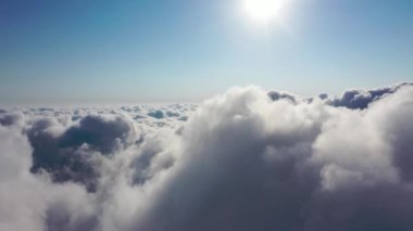 Bulutların üzerinde uçan bir kuş gibi hissediyorum