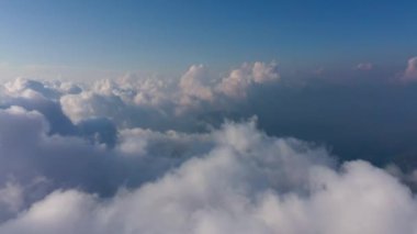Bulutların üzerinde uçan bir kuş gibi hissediyorum