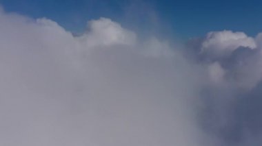 Bulutların üzerinde uçan bir kuş gibi hissediyorum