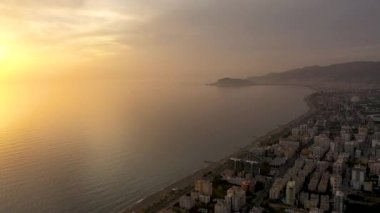 Fırtınada en renkli denizin üzerinde vızıltı