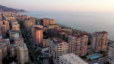 Fırtınada en renkli denizin üzerinde vızıltı