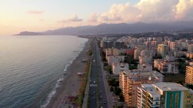 Fırtınada en renkli denizin üzerinde vızıltı