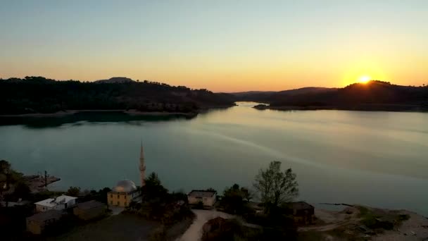 Coucher Soleil Sur Rivière Dans Les Montagnes Filmé Sur Drone — Video