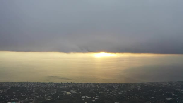 由无人驾驶飞机拍摄的云层中的山景 — 图库视频影像