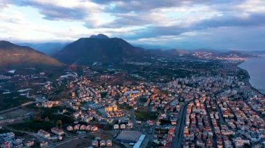 Fırtınada en renkli denizin üzerinde vızıltı